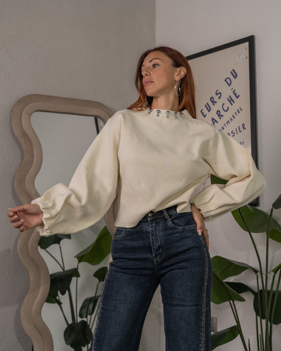 Maglione con Borchie Laserate al Collo