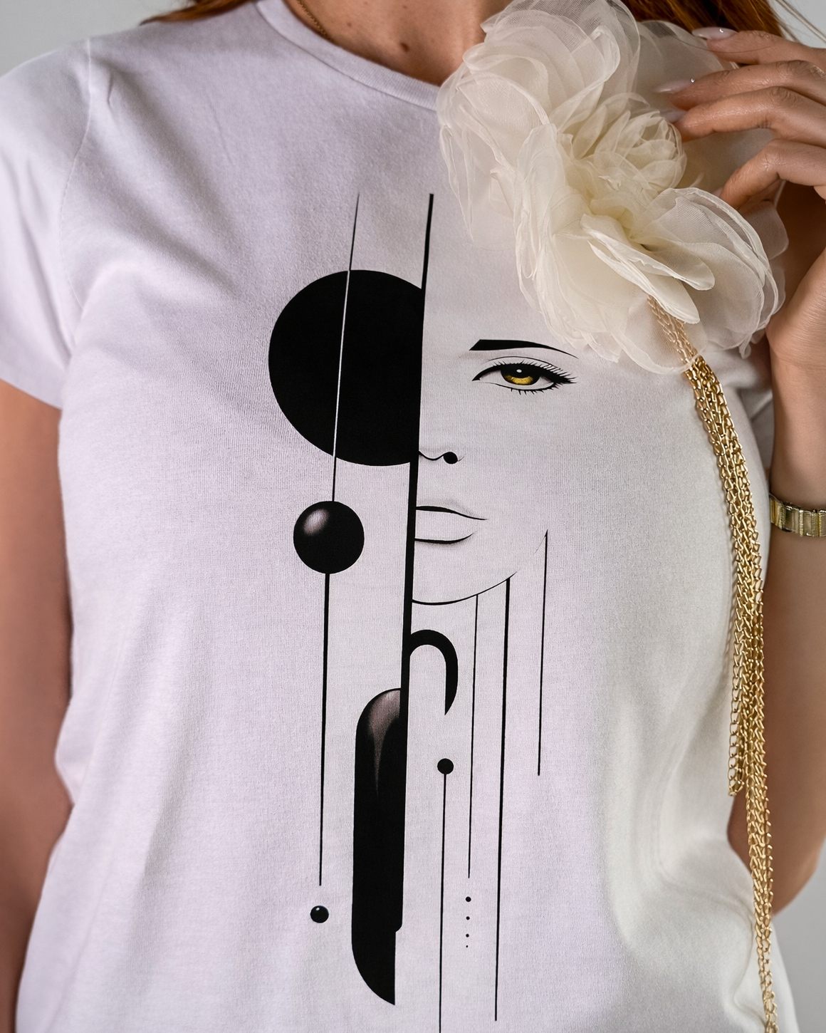 T shirt volto astratto