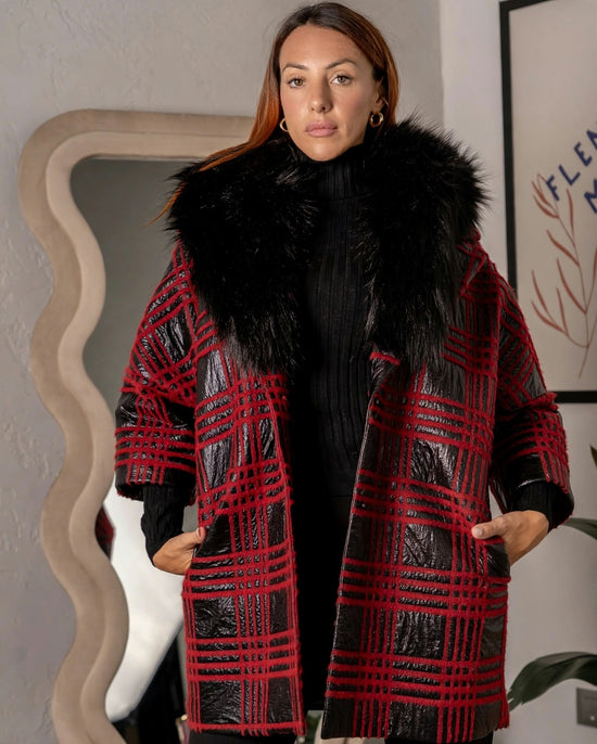 Cappotto fantasia con collo in pelliccia