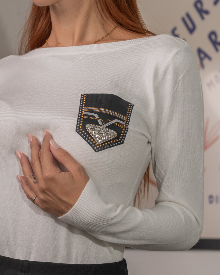 Maglia Rasata con Triangolo e Gioielli