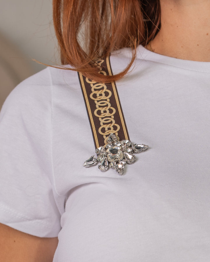 T-shirt con Spalline Decorative e Gioielli